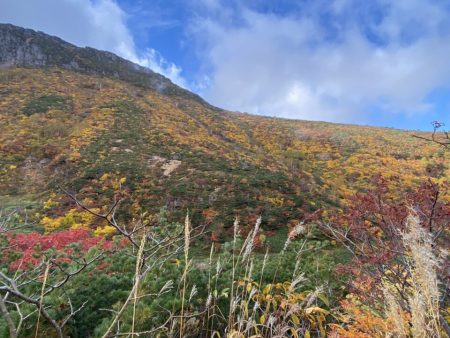安達太良山の山肌を彩る、あの絶景を見にお出かけくださいね。