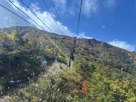 紅葉真っ盛りの安達太良山は今月いっぱいが見頃でしょう。