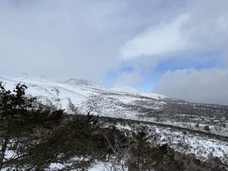 次回、冬の安達太良山ツアーは3月8日〜9日に開催します。山麓ロッジ前泊して翌朝から登る2日間ツアーになります(郡山駅集合解散)